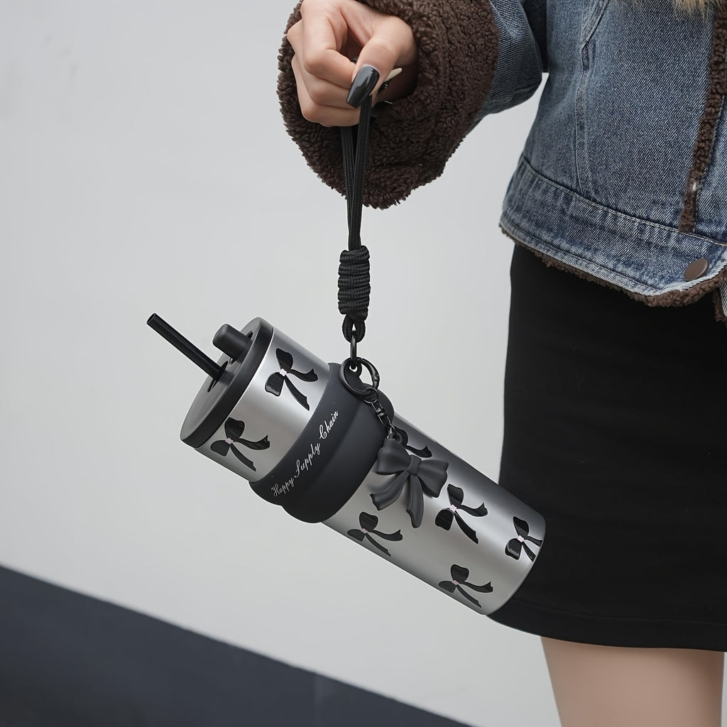 A 24-Ounce High-Cost-Performance Vacuum Cup Cup Featuring a Stylish Bow Design And a Unique Bow Strap. The Interior Is Made of 316 Stainless Steel, Effectively Maintaining The Temperature of Beverages. The Non-Slip Silicone Ring on The Cup Body Ensu