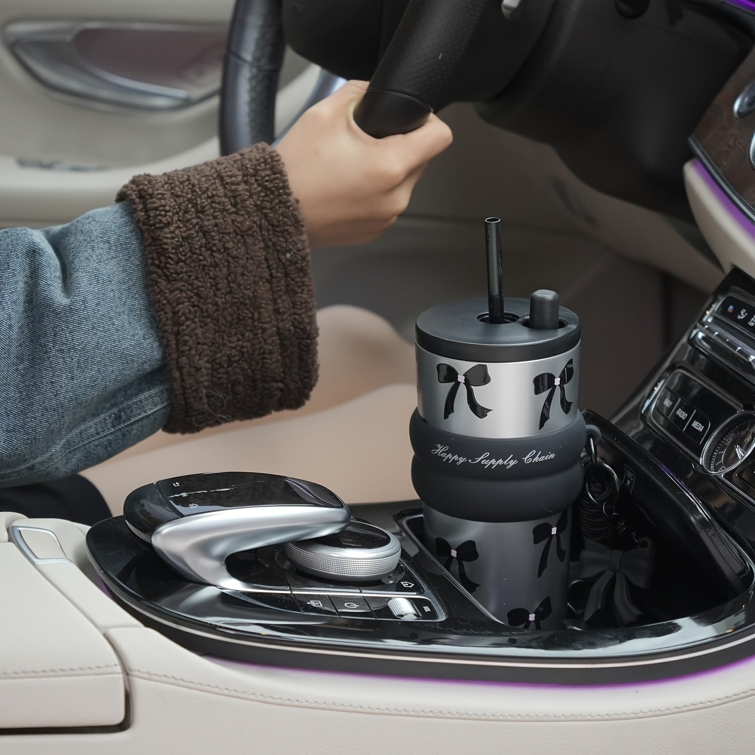 A 24-Ounce High-Cost-Performance Vacuum Cup Cup Featuring a Stylish Bow Design And a Unique Bow Strap. The Interior Is Made of 316 Stainless Steel, Effectively Maintaining The Temperature of Beverages. The Non-Slip Silicone Ring on The Cup Body Ensu